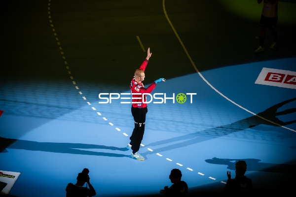 Torwart Mike Jensen (20; Rhein Neckar Löwen) steht bereit im Tor