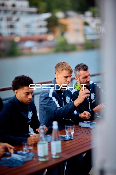 Teamvorstellung mit drei Spielern