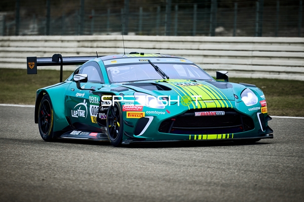 Rennfahrzeug auf der Rennstrecke