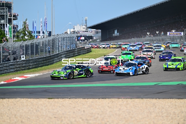 Rennfahrzeuge auf der Rennstrecke