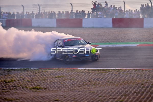 Auto Jordan Pepper (63, Red Bull Team ABT) driftet