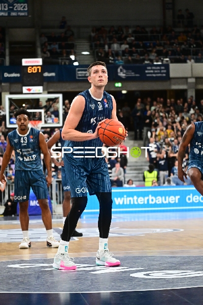 Ryan Mikesell (33; MLP Academics Heidelberg) mit Ball in Aktion