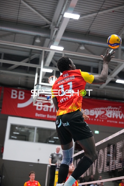Aufschlag von John Obi (11; BADEN VOLLEYS SSC Karlsruhe)