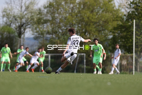 FV Fortuna Heddesheims Spieler Nummer 33 beim Pass