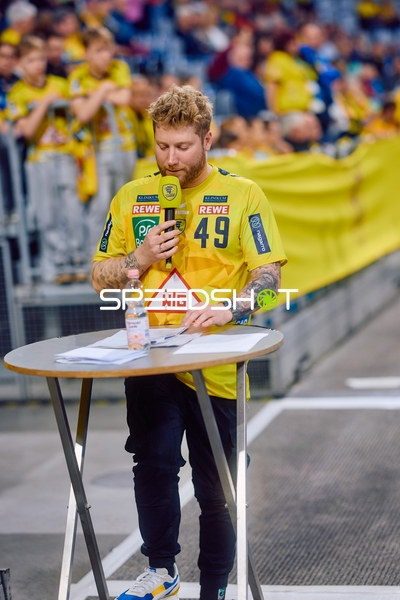 Kevin Gerwin (49, Rhein Neckar Löwen) mit Mikrofon