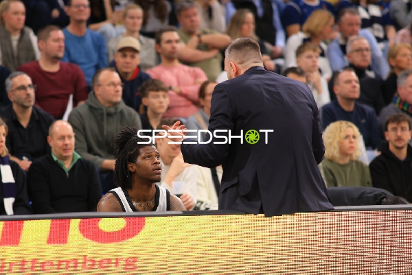 Leonard Thorpe Jr. (2; Veolia Towers Hamburg) in Aktion