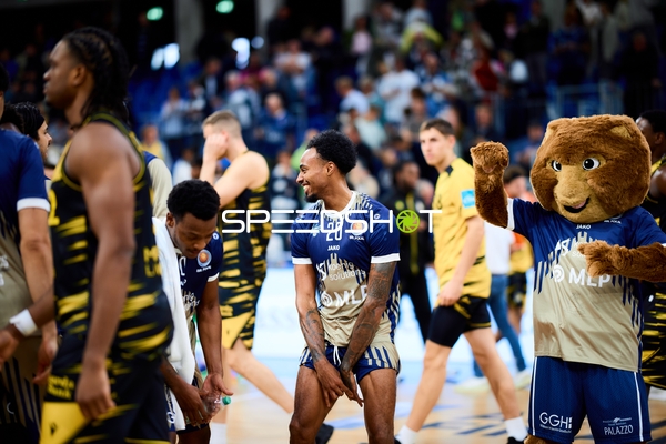 Spielszene mit Michael Weathers (20; MLP Academics Heidelberg) und Accy (99; MLP Academics Heidelberg)