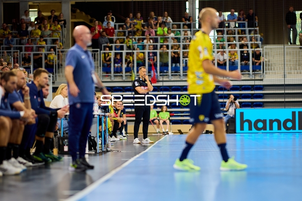 Handball Teams an Seitenlinie