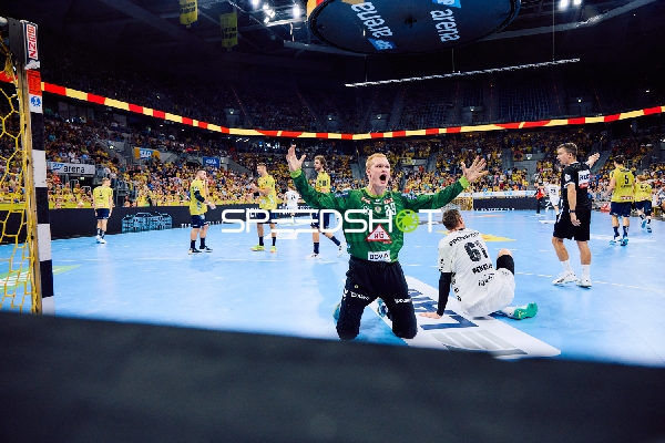 Torwart jubelt nach einer erfolgreichen Abwehraktion.