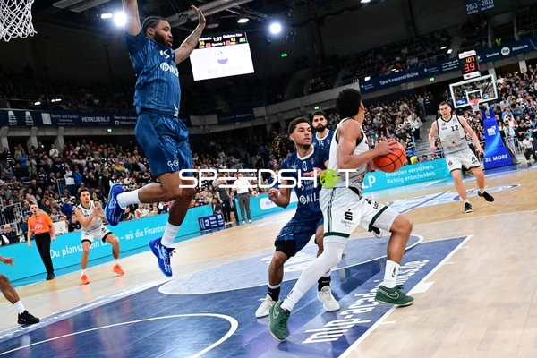 Kevin McClain (3; MLP Academics Heidelberg) verteidigt gegen Nolan Adekunle (22; Gladiators Trier)