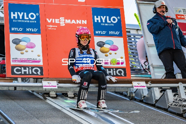 Skispringerin mit Startnummer 49 am Start