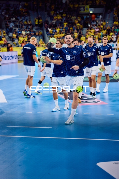 Spieler beim Aufwärmen auf dem Spielfeld