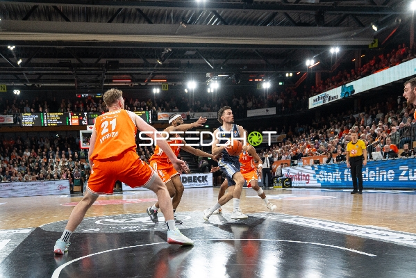 Martin Hermannsson (15; Alba Berlin) mit Ball in Aktion