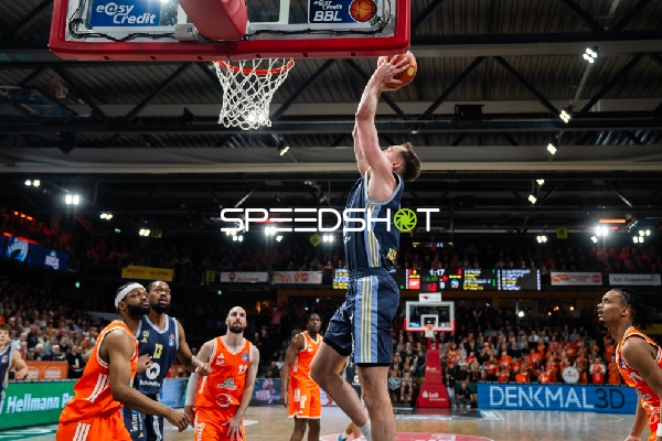 Spielaktion mit Moses Wood (11, Alba Berlin) am Korb