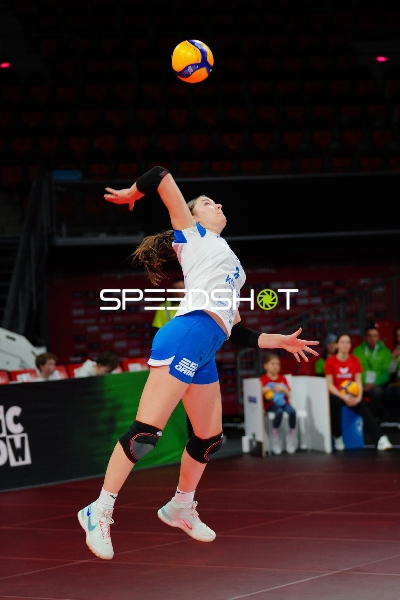 Sandra Seyfferth (3; ESA Grimma Volleys) beim Aufschlag