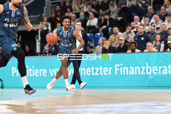Eric Reed Jr. (43; MLP Academics Heidelberg) mit Ball in Aktion