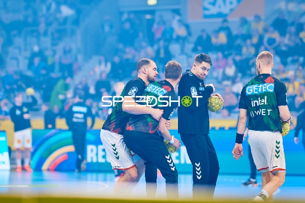 Teammitglieder des SC Magdeburg bereiten sich auf das Spiel vor.