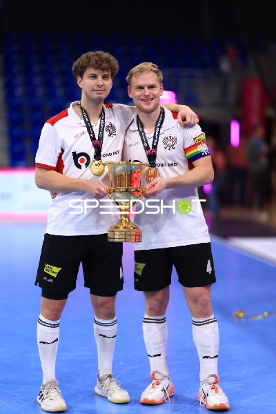 Marcin NYCKOWIAK (10; Österreich) mit Pokal