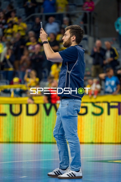 Kevin Sandomir (99; Rhein Neckar Löwen) nutzt Smartphone