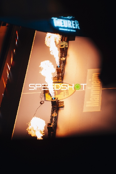 Stadion-Szene mit Pyrotechnik