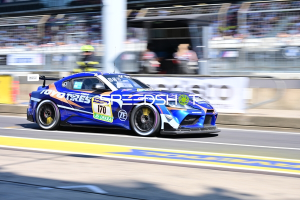 Rennfahrzeug auf der Rennstrecke