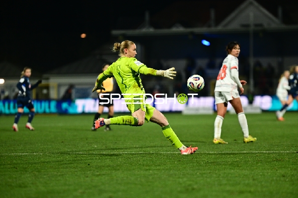 Torwart Laura Dick (1; TSG Hoffenheim Frauen) in Aktion