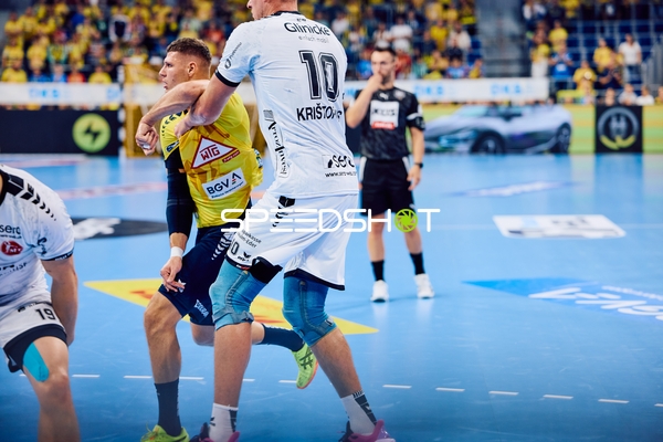 Ein Spieler von MT Melsungen mit der Nummer 10 blockiert einen Spieler der Rhein Neckar Löwen.