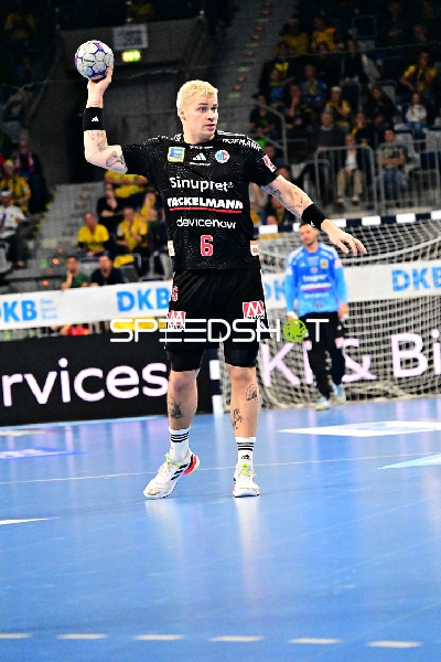 Marek Nissen (6; HC Erlangen) mit Ball in Wurfhaltung