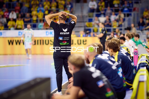 Trainer und Team auf der Bank