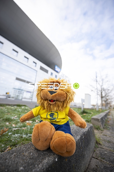 Maskottchen vor der SAP Arena