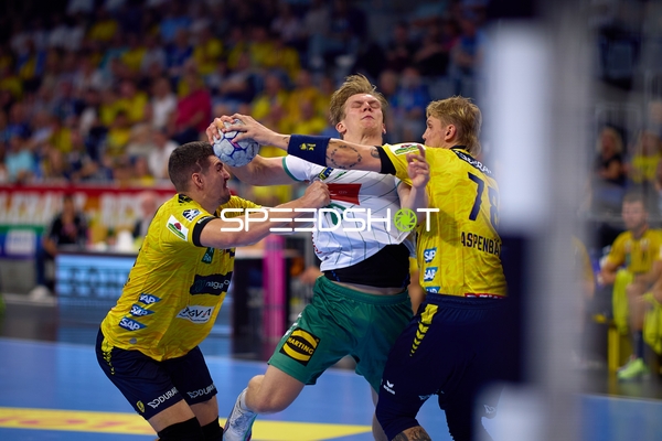 Kampf um den Ball in der Halle