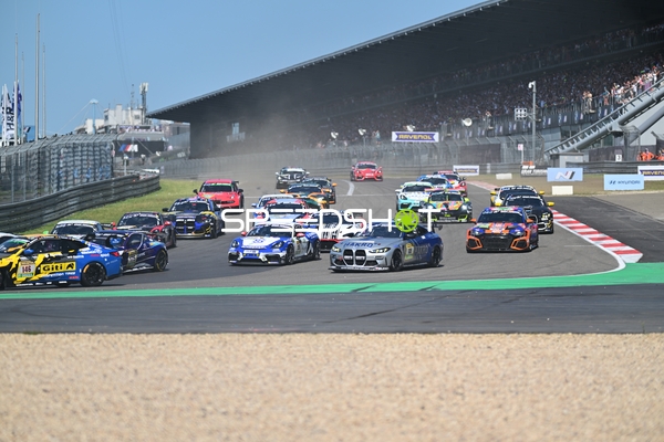 Rennfahrzeuge auf der Rennstrecke