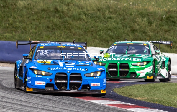 Zwei Fahrzeuge auf der Rennstrecke