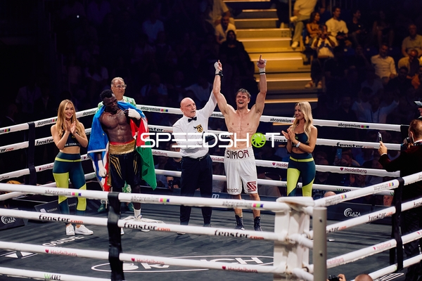 Boxer Paulinus Ndjolonimu (113; VIP) jubelt