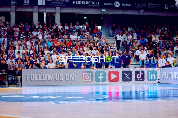 Warten auf Einwurf Niklas Würzner (2;MLP Academics Heidelberg), Mateo Šerić (21;MLP Academics Heidelberg)