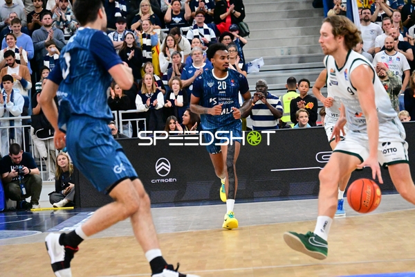 Marco Hollersbacher (9; Gladiators Trier) mit Ball