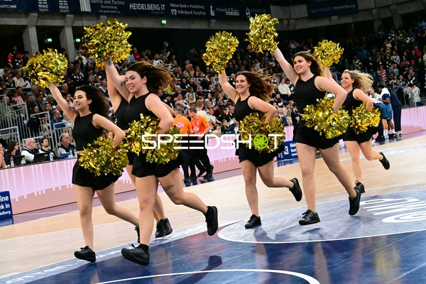 Cheerleader tanzen mit Pompons