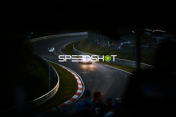 Auto auf Rennstrecke