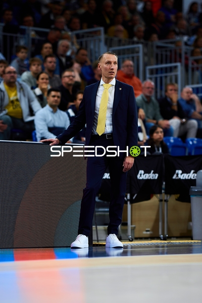 Headcoach MHP Riesen Ludwigsburg an der Seitenlinie