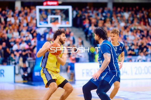 Dribbling im Spiel MLP Academics vs Alba Berlin