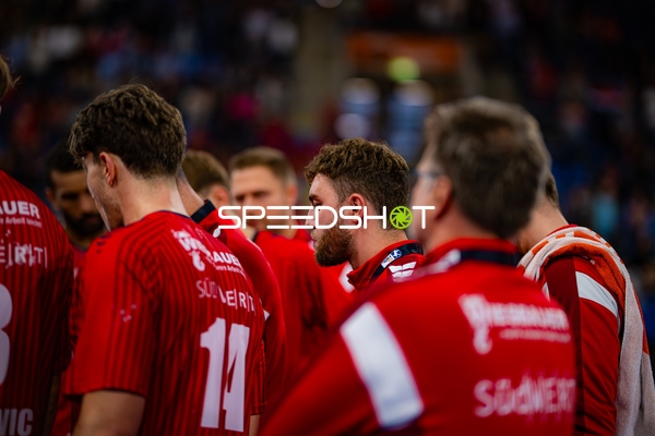 Fynn Nicolaus (14; SG BBM Bietigheim) im Teamgespräch