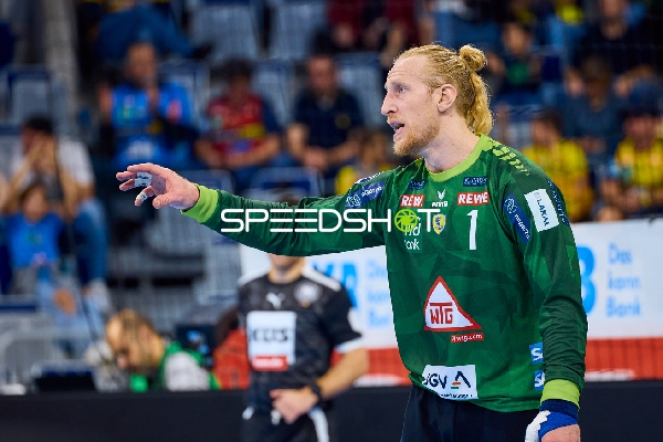 Der Torwart der Rhein Neckar Löwen gibt Anweisungen.