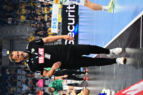Person in Spielfeldnähe bei Handballspiel in der SAP Arena