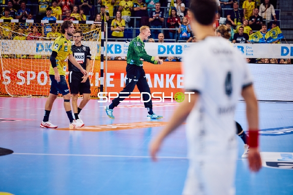 Ein Spieler der Rhein Neckar Löwen kommuniziert mit einem Mitspieler während des Spiels.