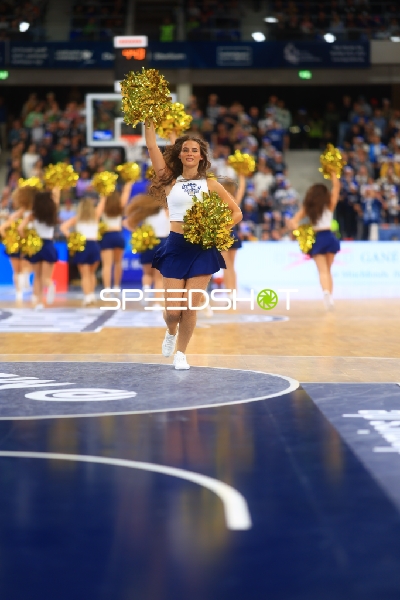 Cheerleader-Performance
