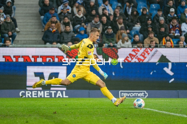 Aki Koch (18; Karlsruher SC) spielt den Ball sicher