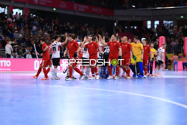 Spieler von Polen und Österreich begrüßen sich