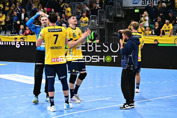 Rhein-Neckar Löwen Spieler applaudieren nach Spielende