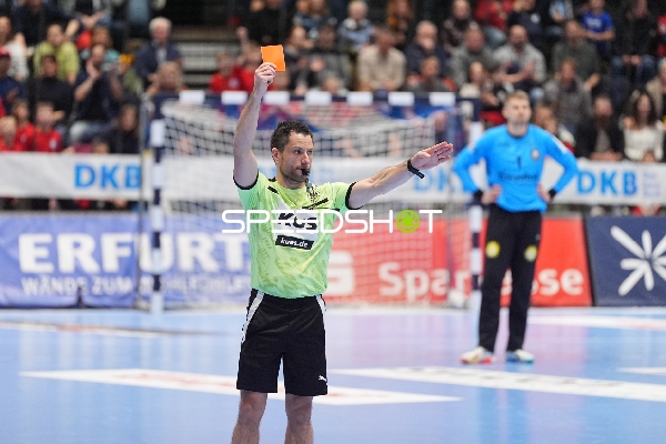 Schiedsrichter zeigt rote Karte