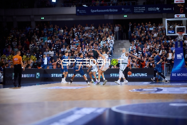 Spielszene mit Dusan Neskovic (7; MLP Academics Heidelberg) und Mateo Seric (21; MLP Academics Heidelberg)